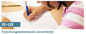 Foto der Hand eines schreibendes Mädchens. Darunter der Schriftzug "FD-LEX Forscherdatenbank Lernertexte