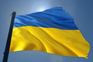 Vor blauem Himmel wehende ukrainische Flagge